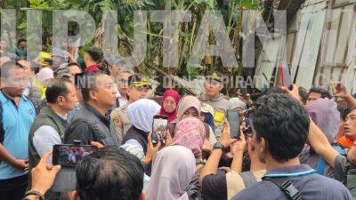 Gubernur Jawa Timur Khofifah Indar Parawansa Bersama Jajaran Pejabat Pemerintah Provinsi Jawa Timur Kunjungan Kerja Ke Kab.Situbondo Untuk Meninjau Dampak Bencana Banjir IMG 20260124 WA0074