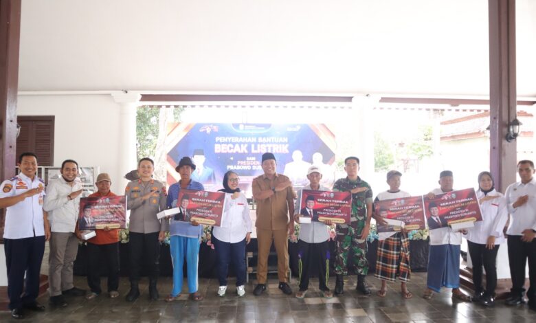 Ratusan Abang Becak Terima Bantuan Becak Listrik dari Presiden Prabowo, Kapolres Situbondo Ingatkan Tertib Lalu Lintas untuk Keselamatan 1 IMG 20260126 WA0089