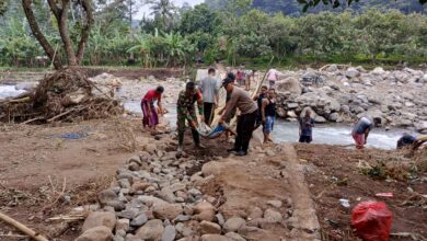 Sinergi TNI Polri dan Masyarakat Jatibanteng Bangun Jembatan Darurat Pasca Banjir 1 IMG 20260127 WA0007