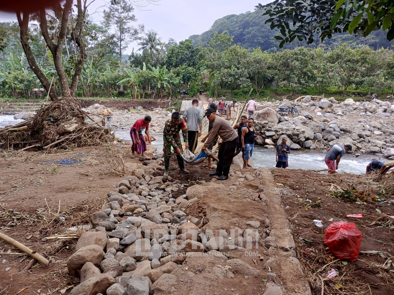 Sinergi TNI Polri dan Masyarakat Jatibanteng Bangun Jembatan Darurat Pasca Banjir 1 IMG 20260127 WA0007