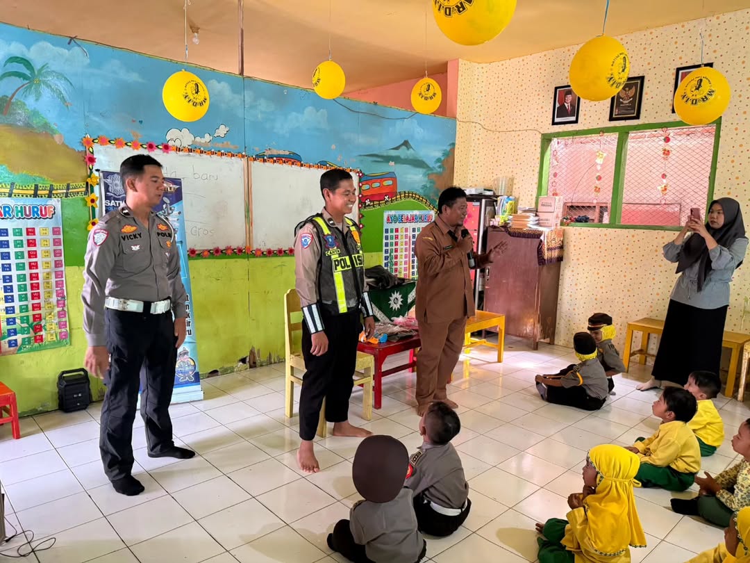 Personel Satlantas Polres Situbondo melaksanakan kegiatan police goes to school dI TK Aisiyah 4 heic 2