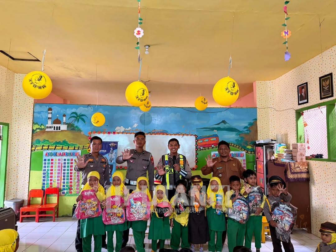Personel Satlantas Polres Situbondo melaksanakan kegiatan police goes to school dI TK Aisiyah 4 heic