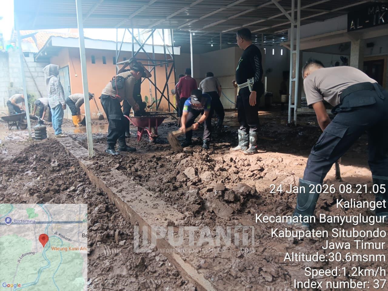 Polres Situbondo Gelar Kerja Bakti, Bersihkan Fasilitas Umum Terdampak Banjir di Desa Kalianget 2 bersih2 4