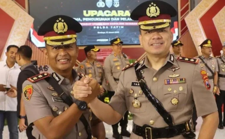 foto berita akbp ihram kustarto resmi gantikan akbp muhammad taat resdi sebagai kapolres 120126075801