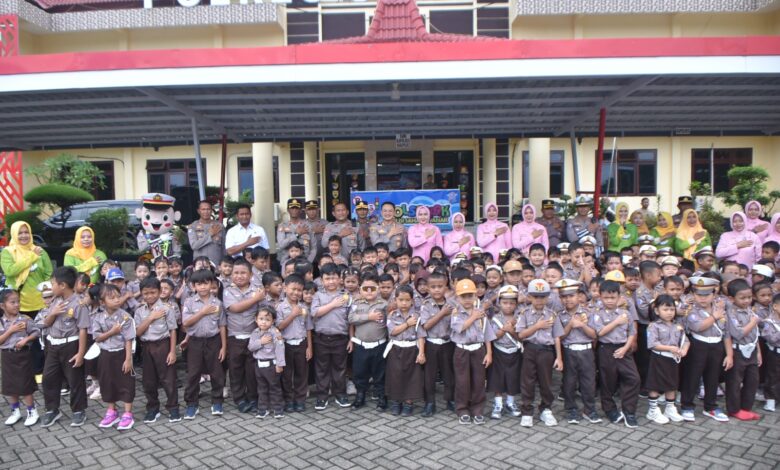 Keceriaan di Mapolres Situbondo: Puluhan Anak TK Bhayangkari Belajar Tertib Lalu Lintas Bersama Kapolres 1 polisianak 2