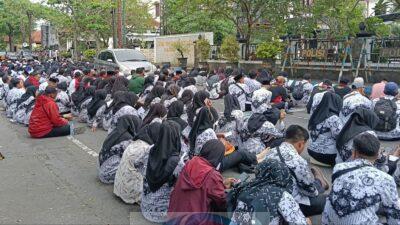 Ribuan PPPK Paruh Waktu Datangi Kantor DPRD Tulungagung Tuntut Kesejahteraan 1000874847
