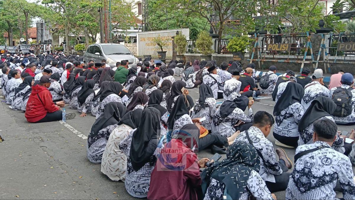 Ribuan PPPK Paruh Waktu Datangi Kantor DPRD Tulungagung Tuntut Kesejahteraan 1 1000874847