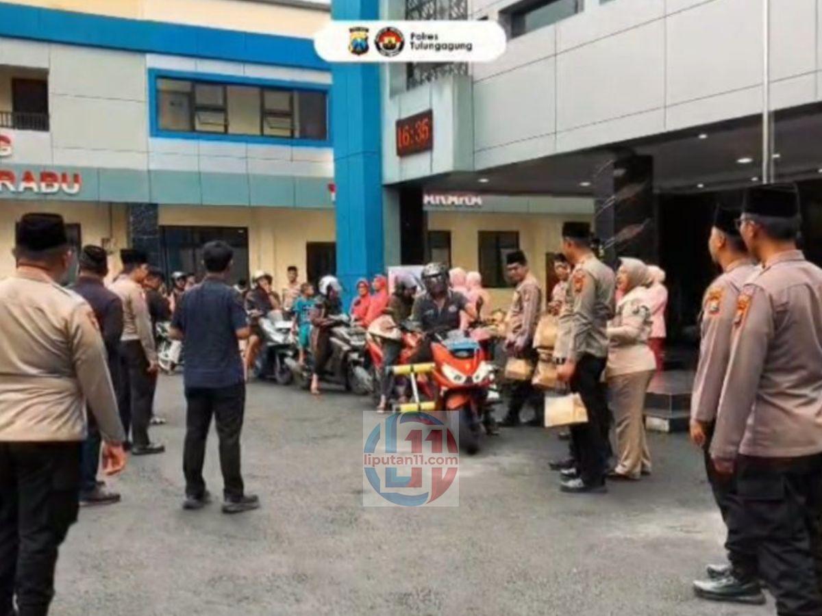 Polres Tulungagung Berbagi Takjil, Tebar Berkah di Bulan Ramadhan 1000899622