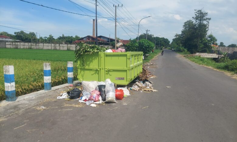 Sampah Berserakan Dan Bau,Menyengat,Menganggu Pengguna Jalan 1 IMG 20260202 WA0083