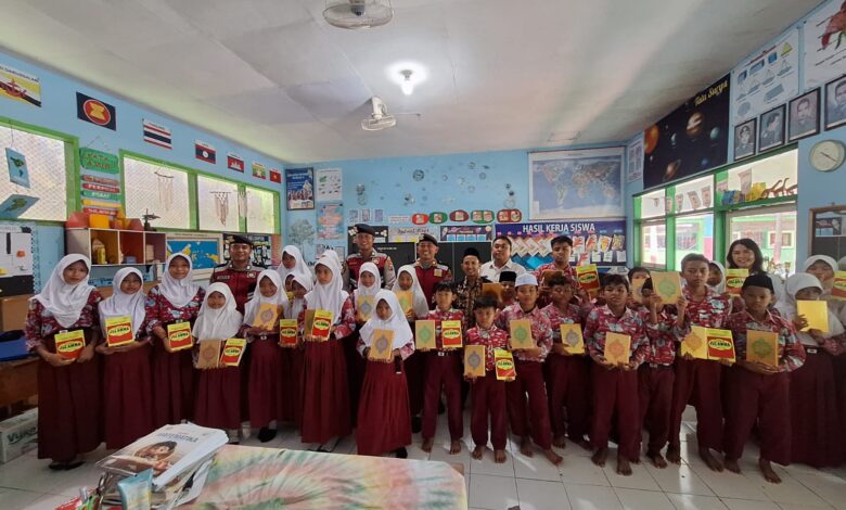 Peringati HUT ke-74 Korps Sabhara, Samapta Polres Situbondo Salurkan Puluhan Al-Qur'an dan Juz Amma di SDN 12 Mimbaan 1 IMG 20260204 WA0069