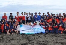 Sinergi TNI-Polri dan Siswa SMPN 1 Asembagus "Sapu Bersih" Sampah di Pantai Jangkar 8 IMG 20260213 WA0036
