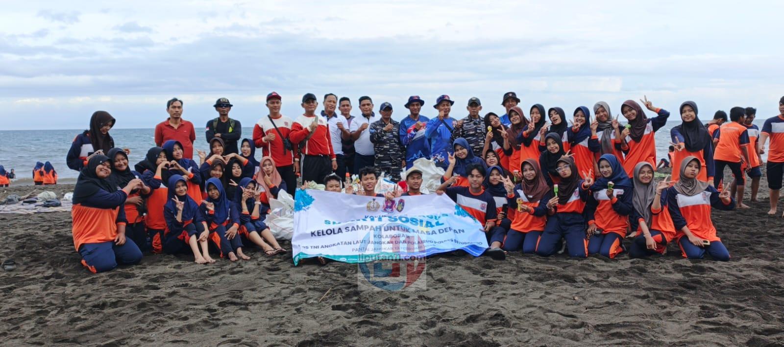 Sinergi TNI-Polri dan Siswa SMPN 1 Asembagus "Sapu Bersih" Sampah di Pantai Jangkar 1 IMG 20260213 WA0036