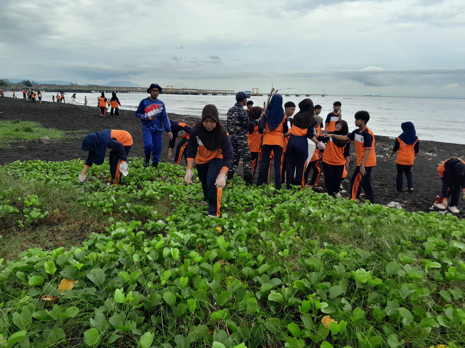 Sinergi TNI-Polri dan Siswa SMPN 1 Asembagus "Sapu Bersih" Sampah di Pantai Jangkar 2 IMG 20260213 WA0037