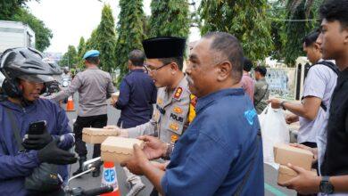 Depan Mapolres Situbondo Mendadak Ramai, Kapolres dan Wartawan Bagi 500 Takjil 2 IMG 20260225 WA0139