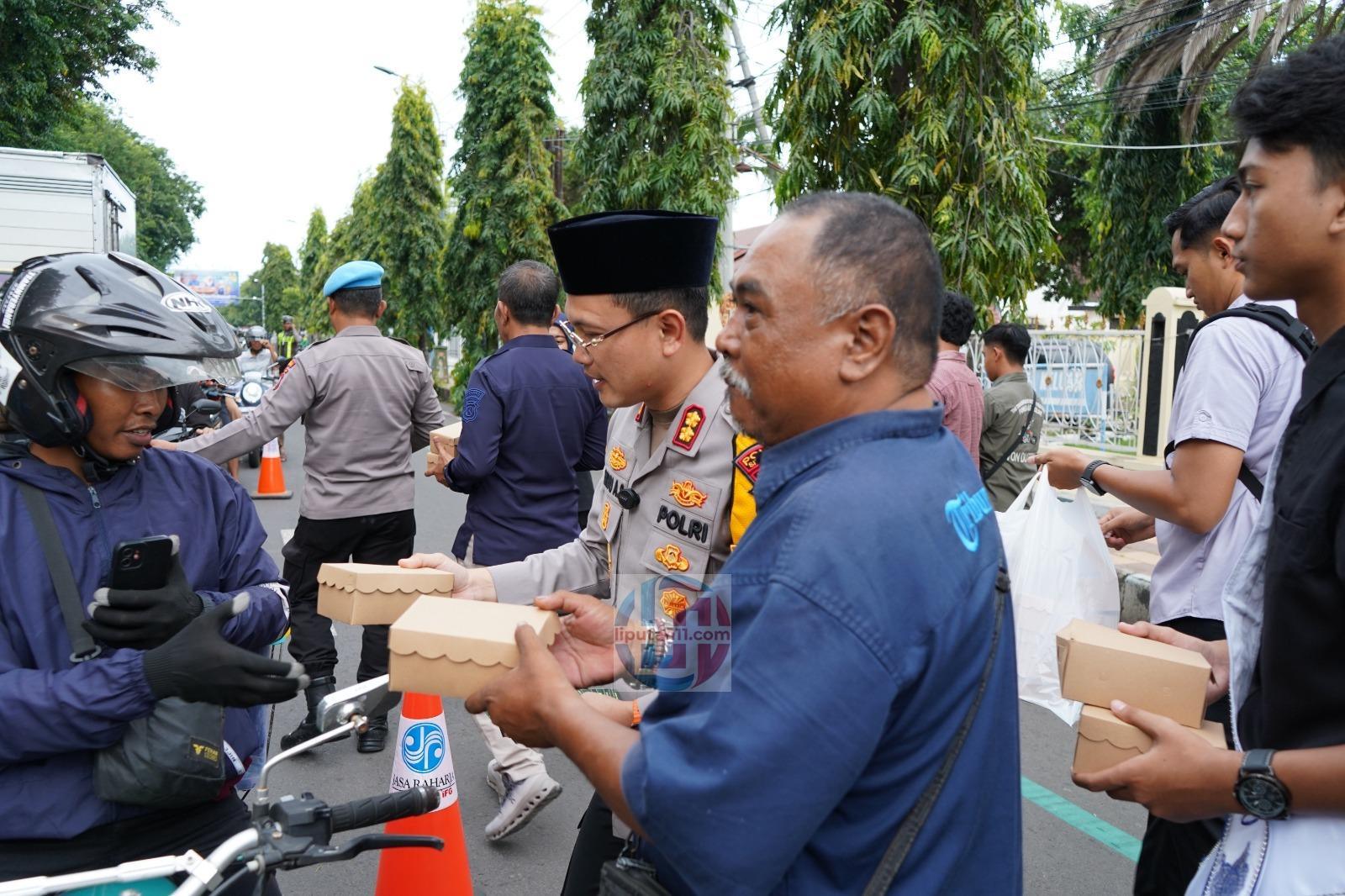 Depan Mapolres Situbondo Mendadak Ramai, Kapolres dan Wartawan Bagi 500 Takjil 1 IMG 20260225 WA0139