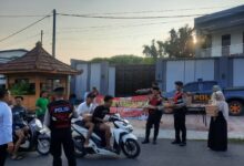 Menebar Kebaikan di Bulan Suci, Samapta Polres Situbondo Berbaur dengan Warga Bagikan Takjil Gratis 3 takjil 2 1