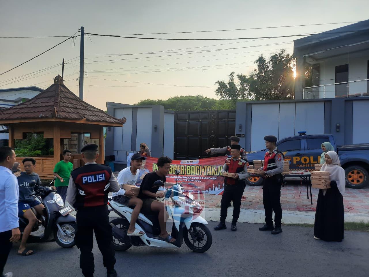 Menebar Kebaikan di Bulan Suci, Samapta Polres Situbondo Berbaur dengan Warga Bagikan Takjil Gratis 1 takjil 2 1