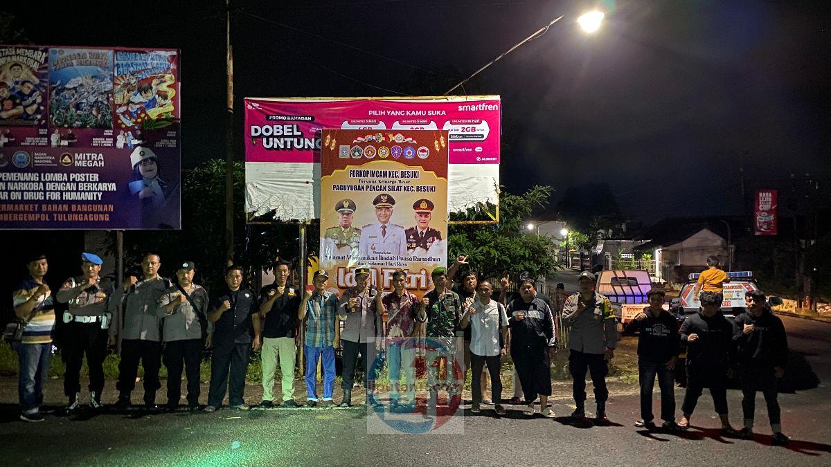 Polsek Besuki Bersama Forkopimcam dan Perguruan Pencak Silat Guyub Rukun Pasang Banner Bersama 1000937706