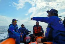 Tim SAR Gabungan Lakukan Pencarian Penumpang Kapal Lompat ke Laut di Perairan Jangkar 5 IMG 20260326 WA0042