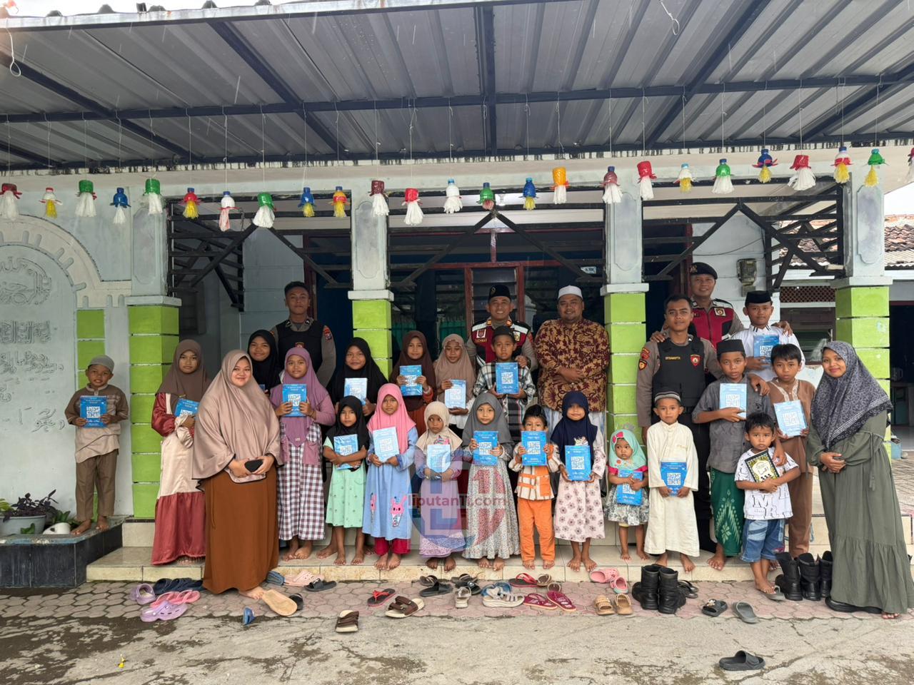 Samapta Polres Situbondo Salurkan 50 Mushaf untuk Anak Yatim melalui Program PASABBER 1 al quran 2