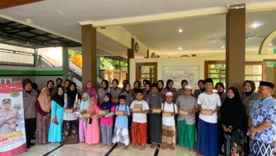 Polwan Polres Situbondo Bagikan Ratusan Takjil dan Makanan Bua Puasa ke Warga Kurang Mampu dan Jamaah Masjid 2 polwan 2