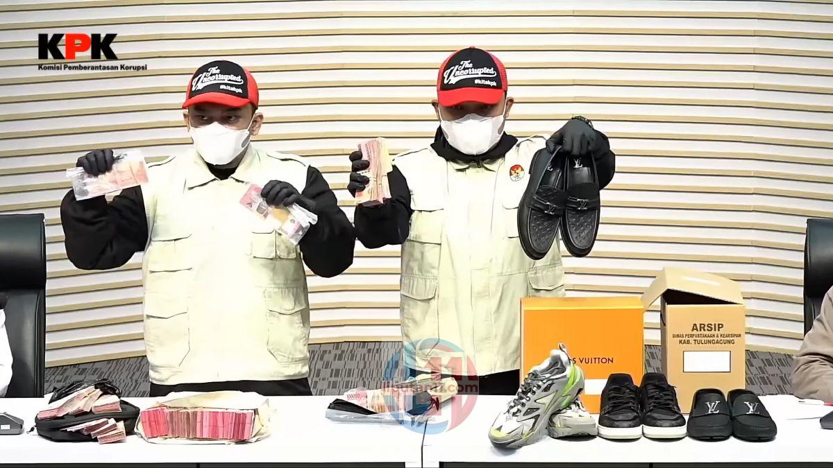 OTT di Tulungagung, KPK Tetapkan Bupati Gatut Sunu Wibowo dan Ajudan Tersangka 1 1001019942