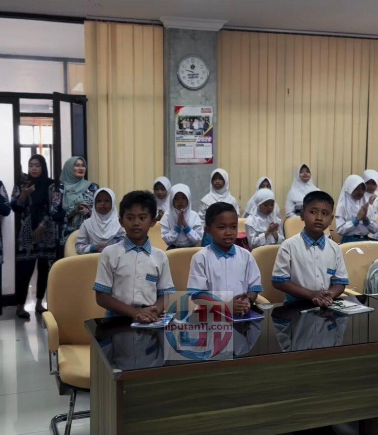 Outing Class ke DPRD Kabupaten Bitar, Siswa SDN Banggle 02 Kenali Dunia Legislatif Sejak Dini 67b2aa5f e78e 4564 b62a 2cd53160778f