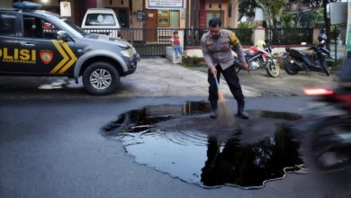 Tanpa Menunggu, AKP Muktamar Turunkan Personel Bersihkan Tumpahan Oli Bekas di Curahdami 4 IMG 20260401 WA0019