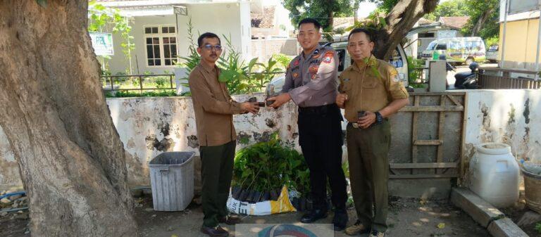 Mendukung Penghijauan,KPH Perhutani Bondowoso Menyerahankan Bibit di Lingkungan Mapolres Situbondo IMG 20260408 WA0054