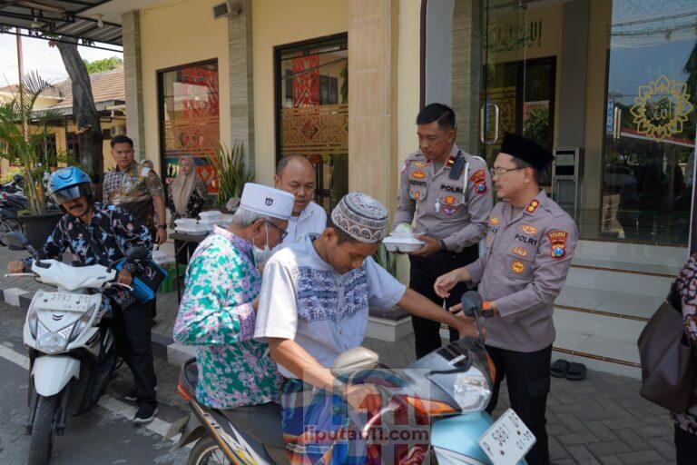 Kapolres Situbondo Bagikan Ratusan Nasi Kotak Usai Salat Jumat IMG 20260410 WA0022