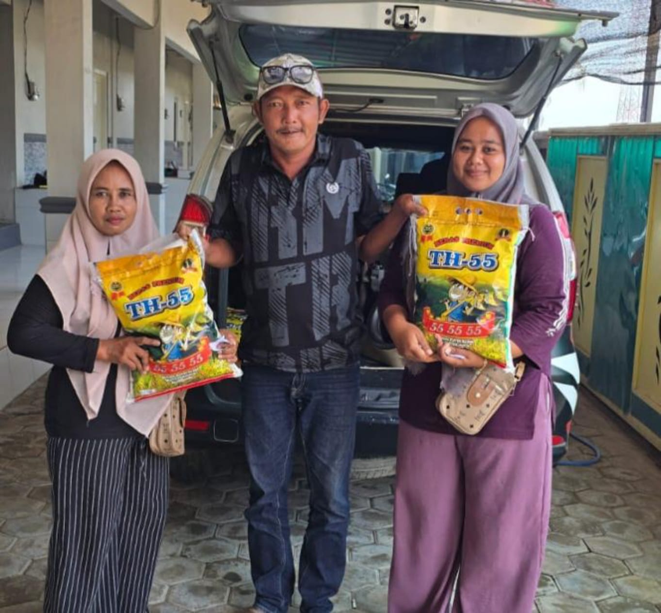 Patut Di Contoh,.Kepedulian Haji Nono Zalwa Secara Sukarela Memperbaiki Jalan Rusak Di Desa Jangkar 1 IMG 20260411 WA0138