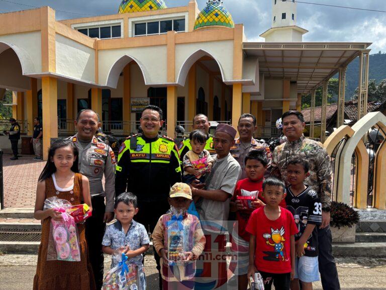 Sambil Patroli, Kapolres Situbondo Bagikan Sembako ke Warga di Pelosok Desa IMG 20260416 WA0012