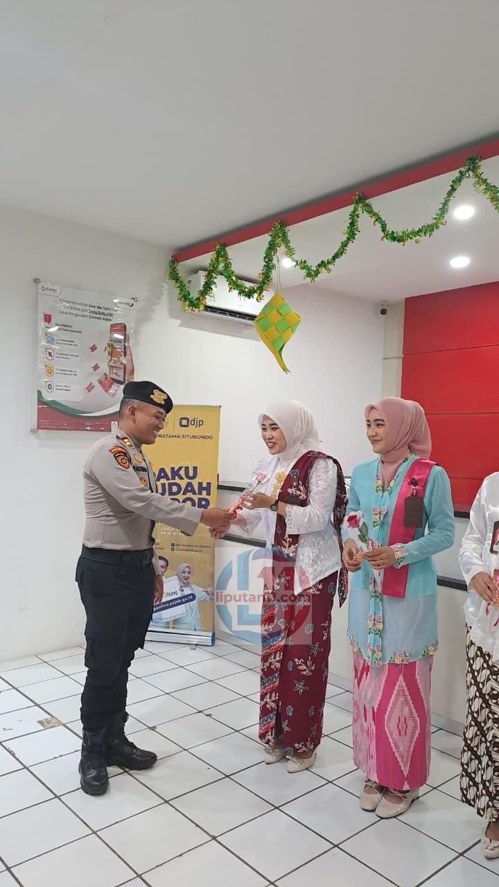 Kejutan Manis di Hari Kartini, Polisi Situbondo Bagikan Bunga untuk Perempuan Hebat IMG 20260421 WA0030
