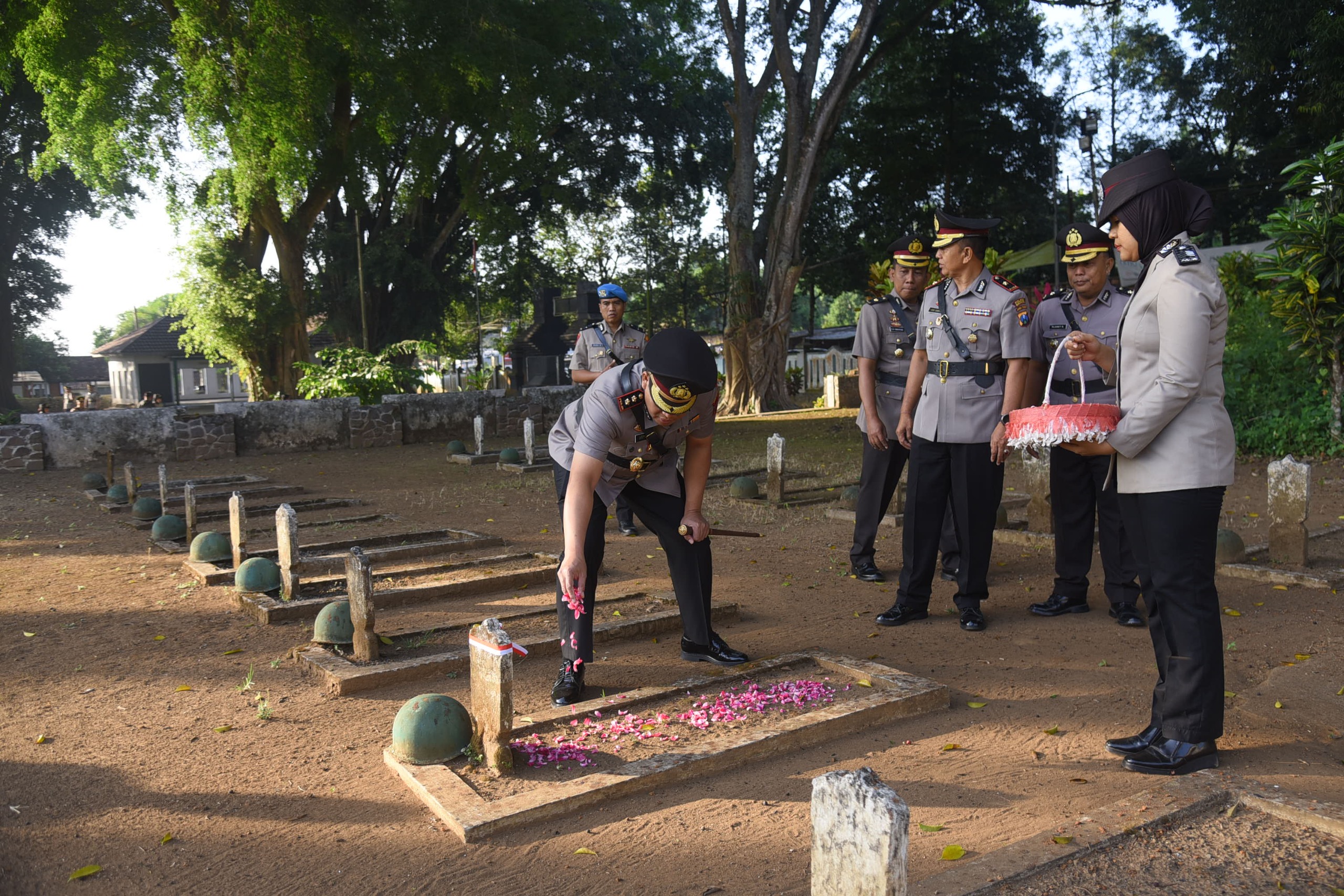 Tabur Bunga Penuh Makna, Polres Bondowoso Kenang Para Perjuangan Pahlawan dan Kapolri Keempat 1 IMG 20260624 WA0068
