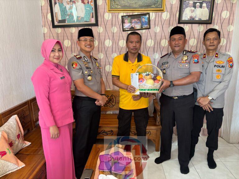 Sambut Hari Bhayangkara ke-80, Kapolres Situbondo Jenguk Anggota yang Sakit fda34c08 487b 4c85 b9bb 706bd735f7a6