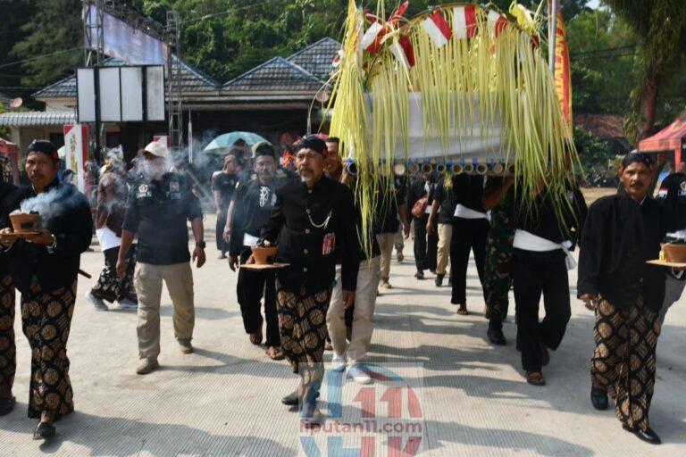 Wujud Rasa Syukur, Nelayan Pantai Popoh Tulungagung Gelar Labuh Laut Larung Sembonyo 1001211032