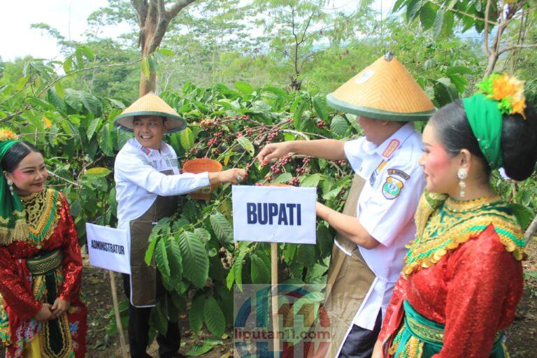 Perhutani KPH Bondowoso Bersama Bupati dan Forkopimda Laksanakan Petik Kopi Perdana Panen Raya Tahun 2026 IMG 20260708 WA0172