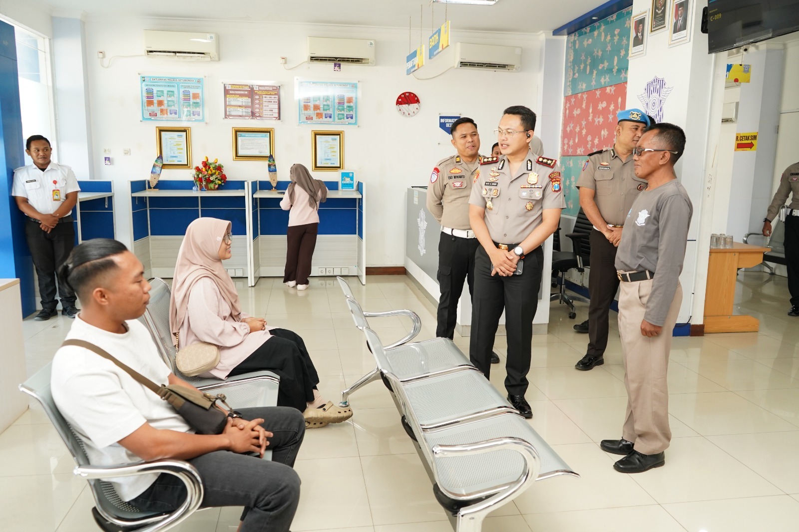 Kapolres Situbondo Cek Pelayanan SIM dan Samsat, Pastikan Layanan Cepat, Transparan, dan Humanis 1 IMG 20260716 WA0016