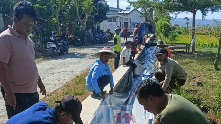 Petani bersama Bumdes Tanggulwelahan Tulungagung Pasang Plastik di Saluran Irigasi Minimalisir Kebocoran Air IMG 20260725 WA0006