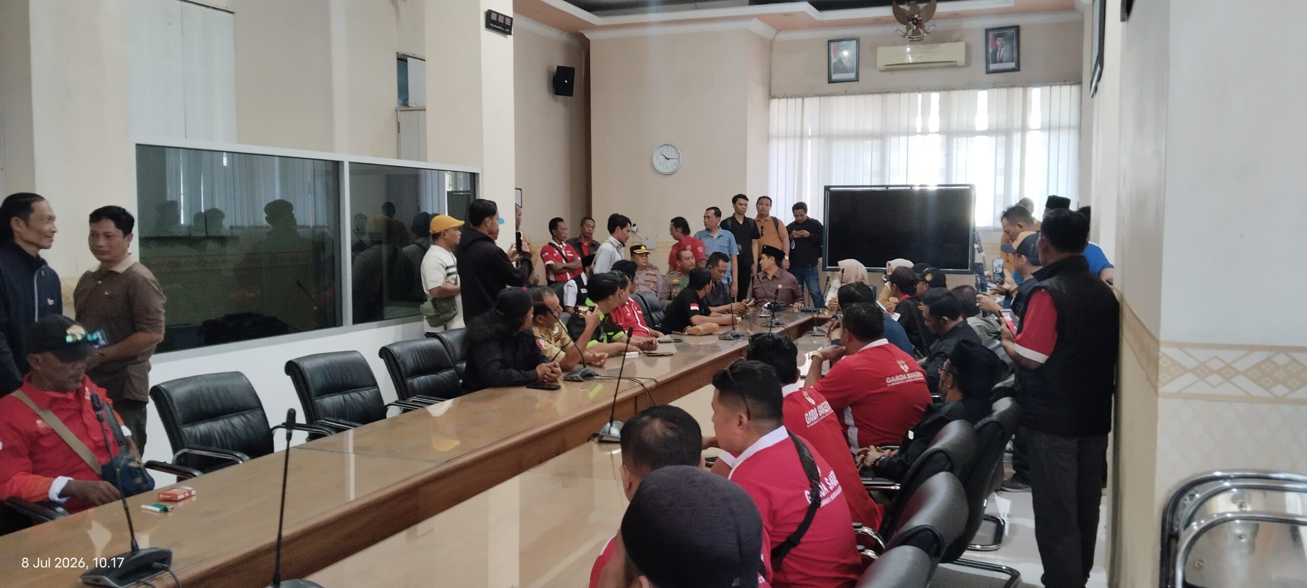 *Suasana Memanas, LSM Ber-SKP Geruduk DPRD Situbondo Pertanyakan Warga Jual Sapi dan Kambing Demi Berobat* 1 IMG 20260708 101757 scaled