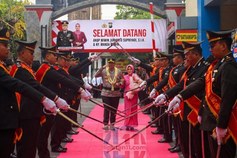 Pedang Pora Sambut Kedatangan AKBP Wiwin Junianto Supriyadi Pucuk Pimpinan Baru Polres Tulungagung WhatsApp Image 2026 07 29 at 11.44.31