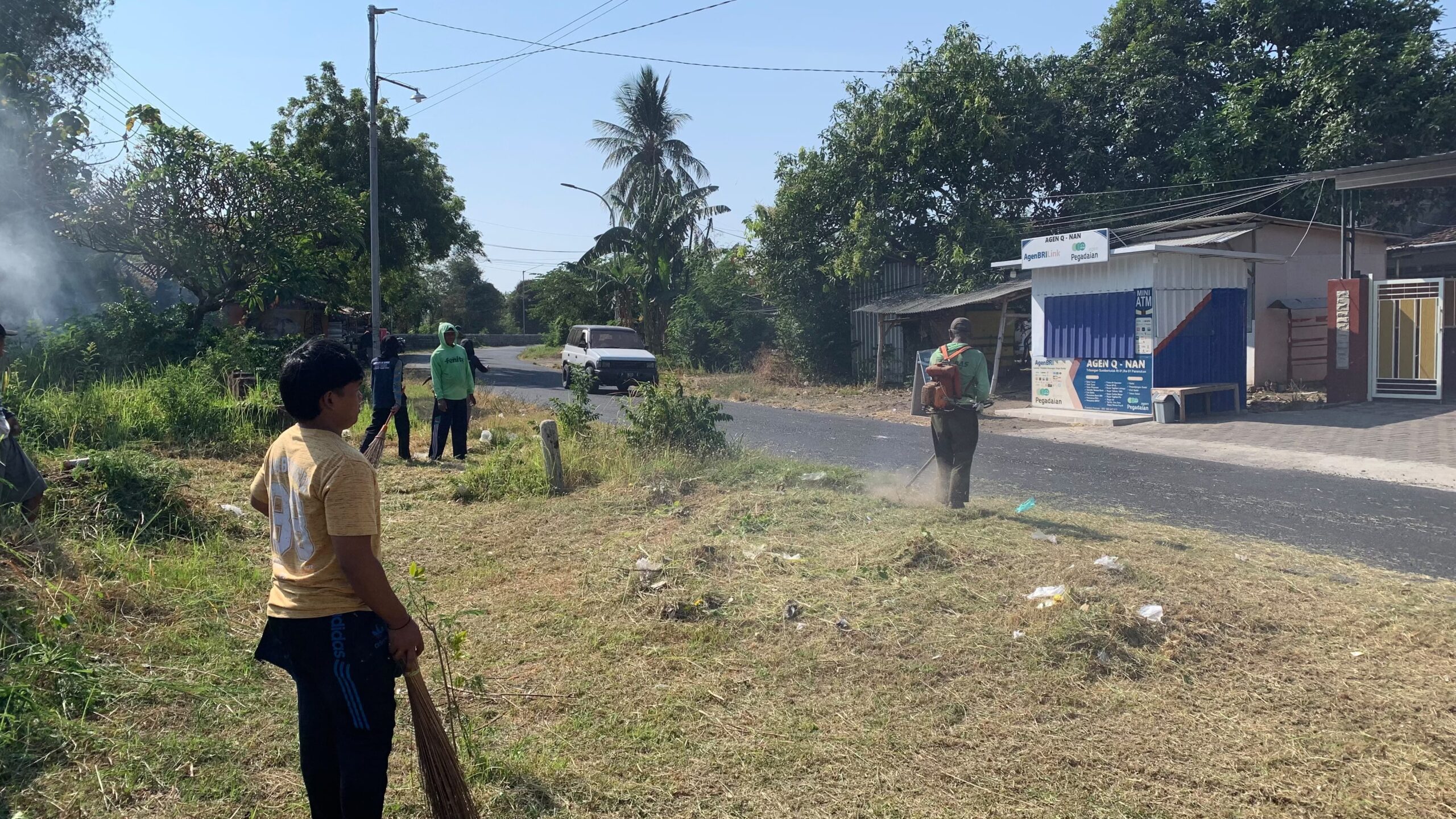 *Kepala Desa Sumberkolak dan Jajaran Pemeritahan Desa Gotong Royong Bersihkan Sampah, Ajak Warga Jaga Lingkungan* 1 IMG 20260731 WA0098 scaled