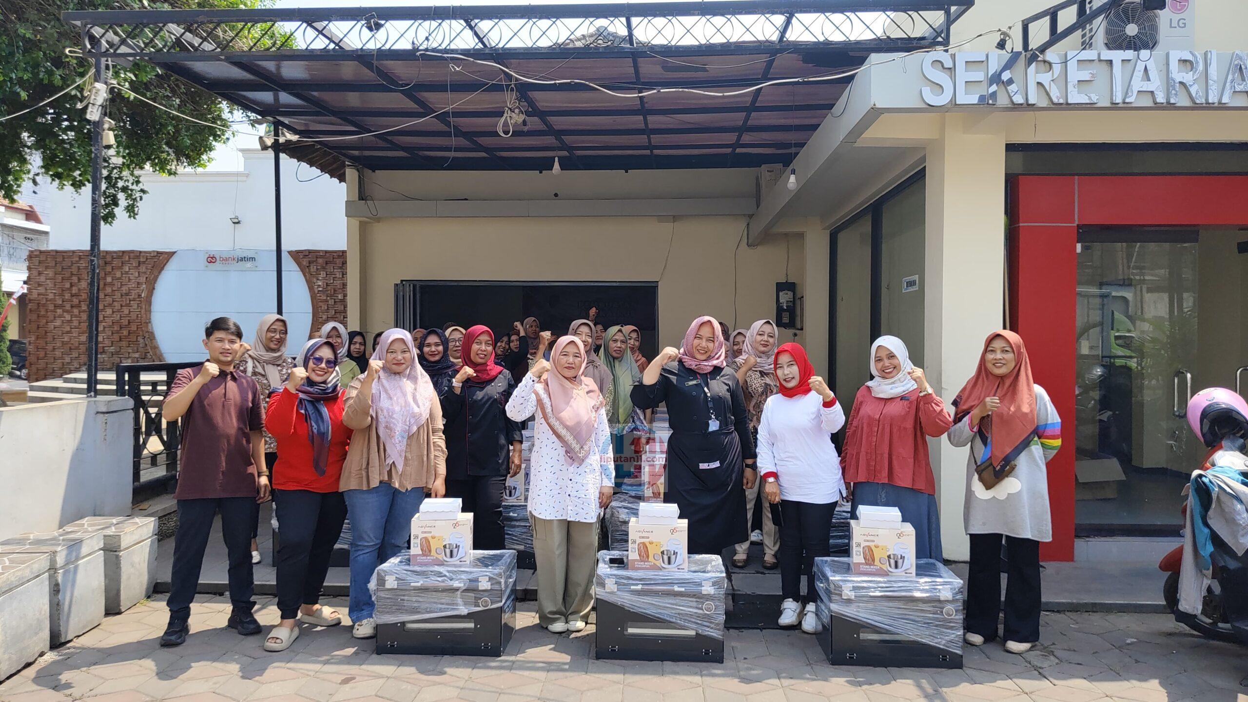 Melalui Pelatihan DBHCHT Disperindag Tulungagung Cetak 29 Pelaku IKM Pembuatan Aneka Kue 1 IMG 20260922 WA0050 scaled